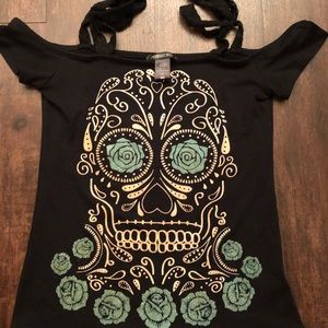 Cold-shoulder skull shirt with lace ties